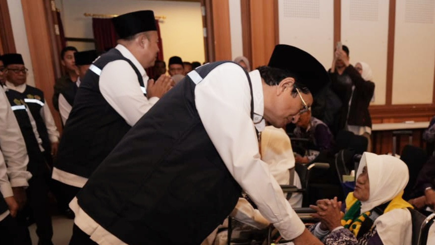 Menteri Agama Nasaruddin Umar melepas kloter pertama haji 2025 di Asrama Haji Pondok Gede, Jakarta.