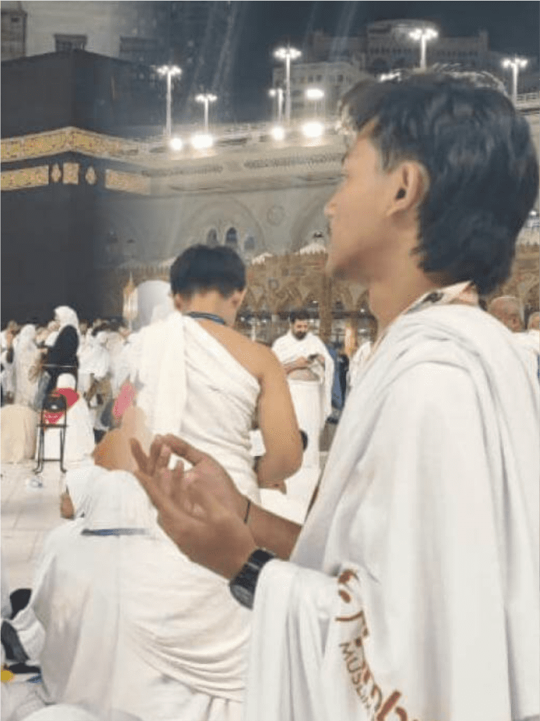 Foto jamaaah berdoa di depan kabah dengan Paket Umroh Terbaik dan terpecaya Tombo Ati Tour