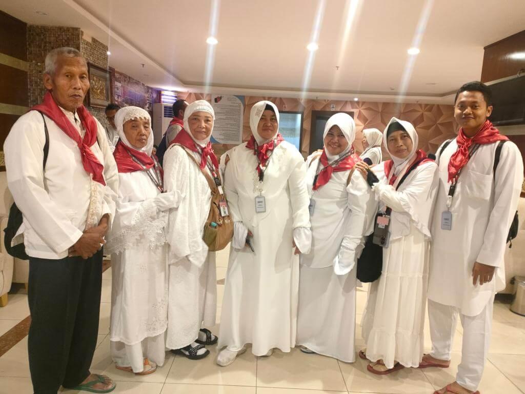 Jemaah Haji Menggunakan Layanan Terbaik dari Tombo Ati Tour