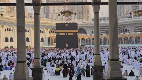 Jemaah umrah di Masjidil Haram — ilustrasi masa berlaku visa 1 bulan